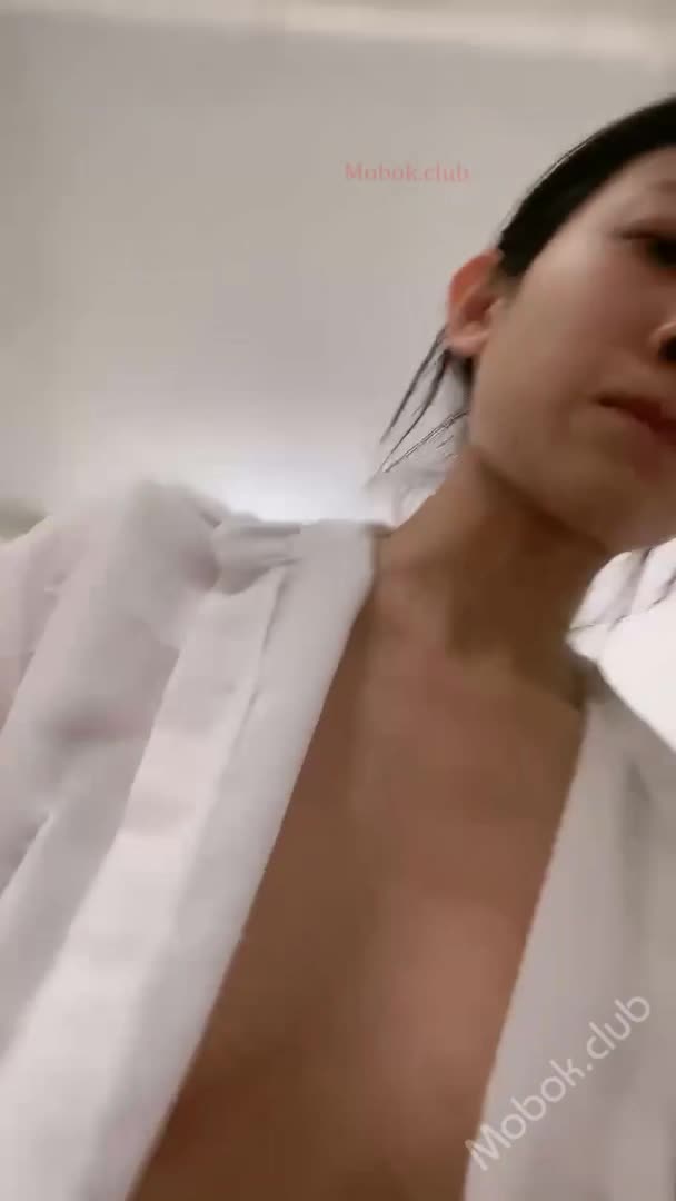 #巨乳骚货 #水蛇腰 #气质【巨乳骚货精选】气场很足气质顏值小姐姐,身材消瘦90來斤,奶子不大,苗條水蛇腰沒有壹絲贅肉2