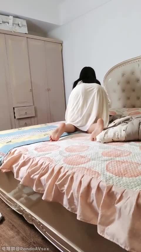 人气啪啪女王，珍藏版，【良家下海】，牛仔裤女神，家中四处啪啪，柳腰蜜桃臀，男人最理想的好身材，无套内射