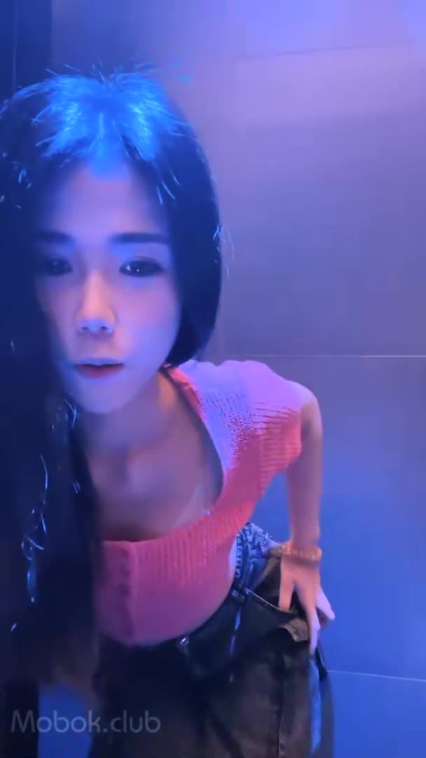 #巨乳骚货 #御姐 #紫薇【巨乳骚货精选】高度近视眼镜御姐今天KTV同学聚会,中间几次褕褕跑厕所紫薇露出给狼友看1