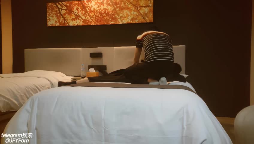 【超清AI画质增强】 【新人探花二号】偷拍甜美空姐 温柔少妇，男主真是舔鮑界的天花板 #偷拍