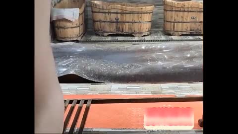 已婚肌肉大叔被搓澡工勾引 狂擼大屌