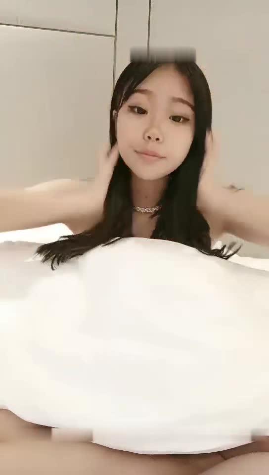 #巨乳骚货 #双马尾 #萝莉【巨乳骚货精选】星星双马尾萝莉萌妹大黑牛自慰双飞啪啪，掰开粉穴口交再来一妹子一起玩3
