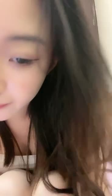 爆乳颜值美女！难得露脸自慰！性感包臀裙，撕开肉丝掰穴特写，粉嫩多毛小穴，粗大假屌深插