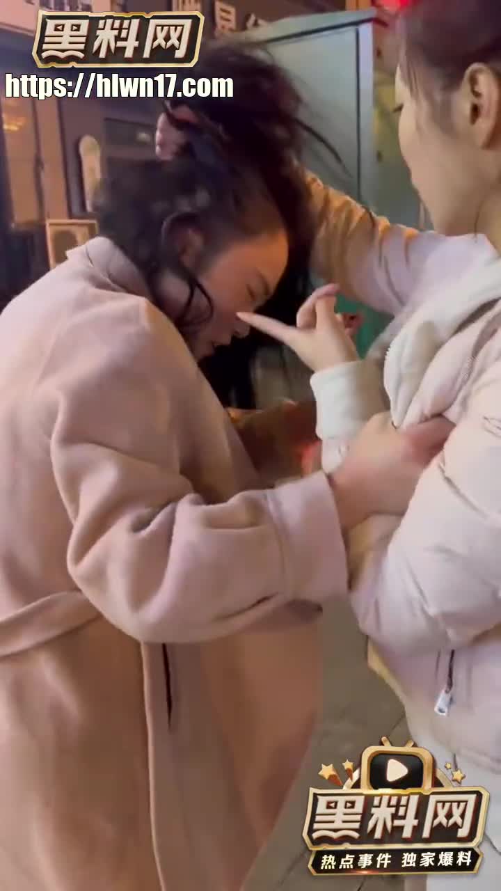 情人节你却非要当别人的情人粉衣少妇勾搭00后弟弟被其女友抓获原配强悍扯头发暴击！