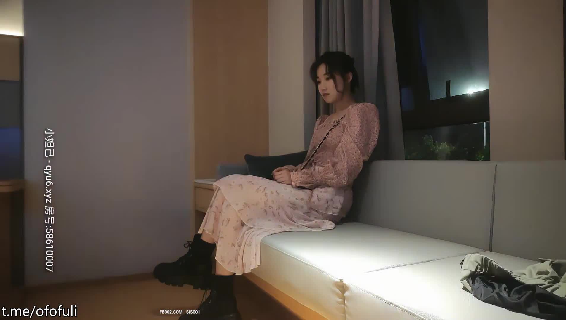 #网约 #软萌 #小仙女 #乖巧 #听话3000网约00后软萌小仙女，沙发掰穴好粉嫩，乖巧听话舌吻啪啪