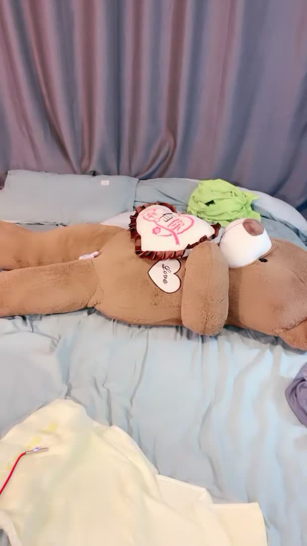 #巨乳骚货 #奶心 #娇喘【巨乳骚货精选】 狐狸肛塞尾巴18短发清纯超嫩萌妹 给大家比个奶心 翘起屁股掰穴扭动 抱住双腿特写肥穴 振动棒猛捅呻吟娇喘很嗲