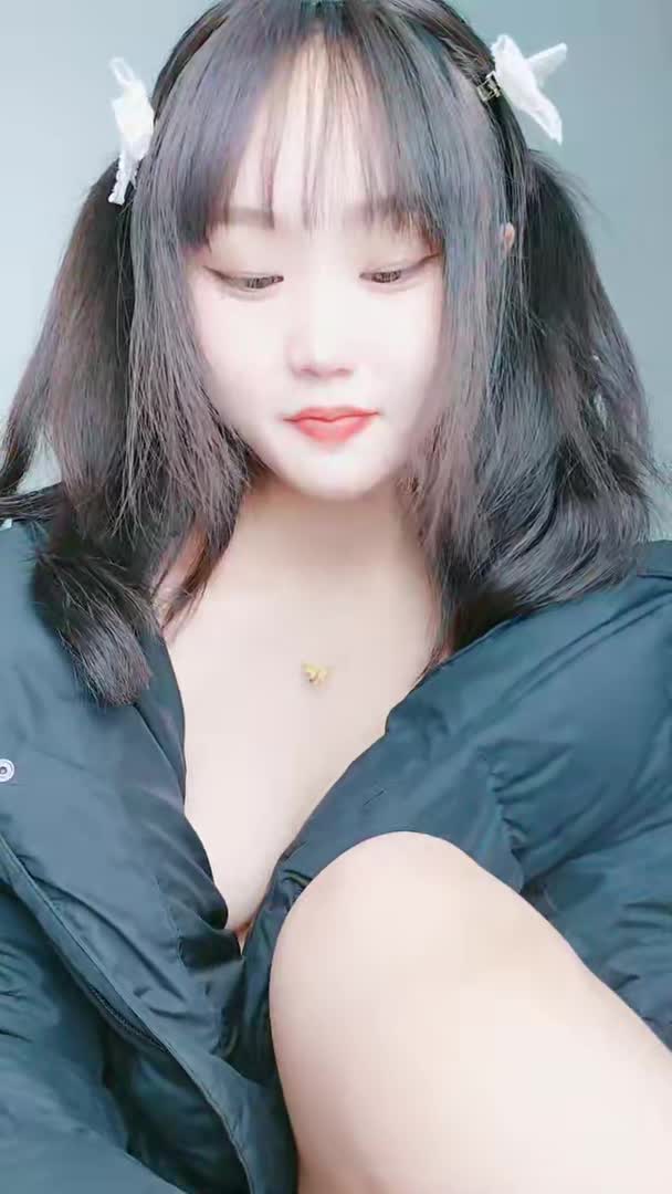 #巨乳骚货 #白虎 #嫩妹【巨乳骚货精选】 第一美穴18白虎嫩妹 骚的很项圈乳夹厕所灌肠 撩起短裙翘起屁股对着镜头 水晶玻璃棒插菊花 按摩器震动粉穴3