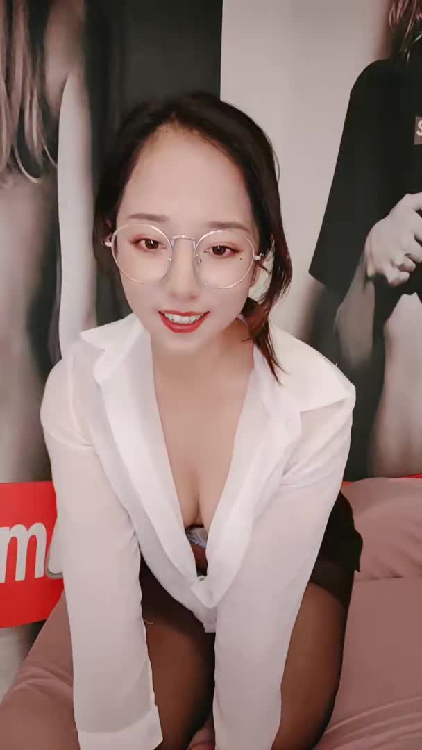 #巨乳骚货 #肥臀 #甜美【巨乳骚货精选】清纯甜美带点性感极品肥臀眼镜骚女，诱人开档黑丝翘起特写，足交扣穴69姿势，骑乘大屁股猛坐，头套男后入撞击