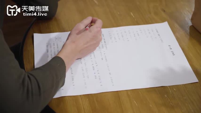#巨乳 #口交 #中出 #后入 #黑丝反差长腿女老师用黑丝玉足给学生足交，口活时的眼神更是骚得不行，这样的家教老师给我也来一个吧