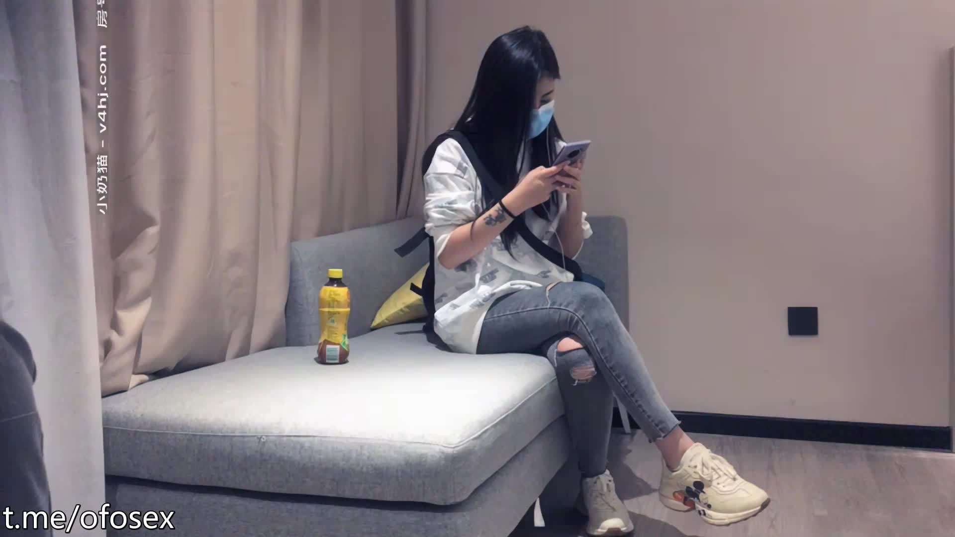 #巨乳 #中出 #口交 #后入 #探花牛仔裤妹子在沙发啪啪，蹲着口交上位骑坐后入抽插猛操呻吟