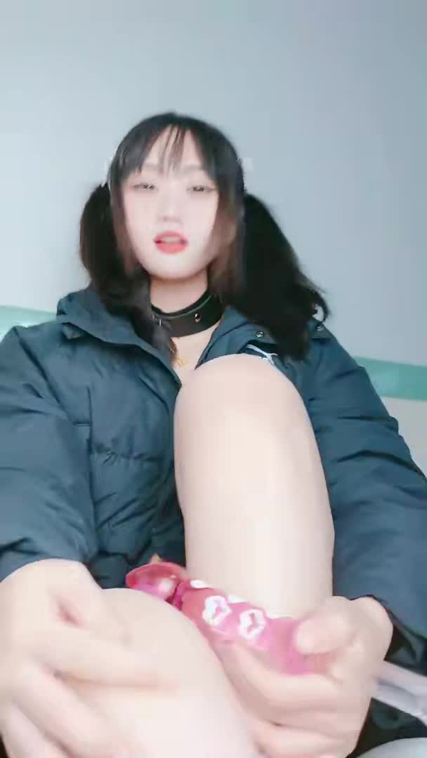 #巨乳骚货 #白虎 #嫩妹【巨乳骚货精选】 第一美穴18白虎嫩妹 骚的很项圈乳夹厕所灌肠 撩起短裙翘起屁股对着镜头 水晶玻璃棒插菊花 按摩器震动粉穴5