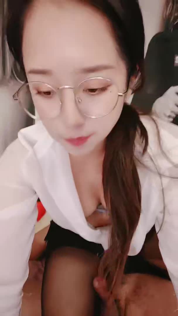 #巨乳骚货 #肥臀 #甜美【巨乳骚货精选】清纯甜美带点性感极品肥臀眼镜骚女，诱人开档黑丝翘起特写，足交扣穴69姿势，骑乘大屁股猛坐，头套男后入撞击
