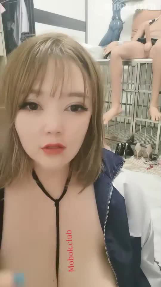 #巨乳骚货 #调教 #驯化【巨乳骚货精选】河南郑州,调教驯化俩妹子当性奴,搞了个SM刑具房,壹个屋全是各种花式道具