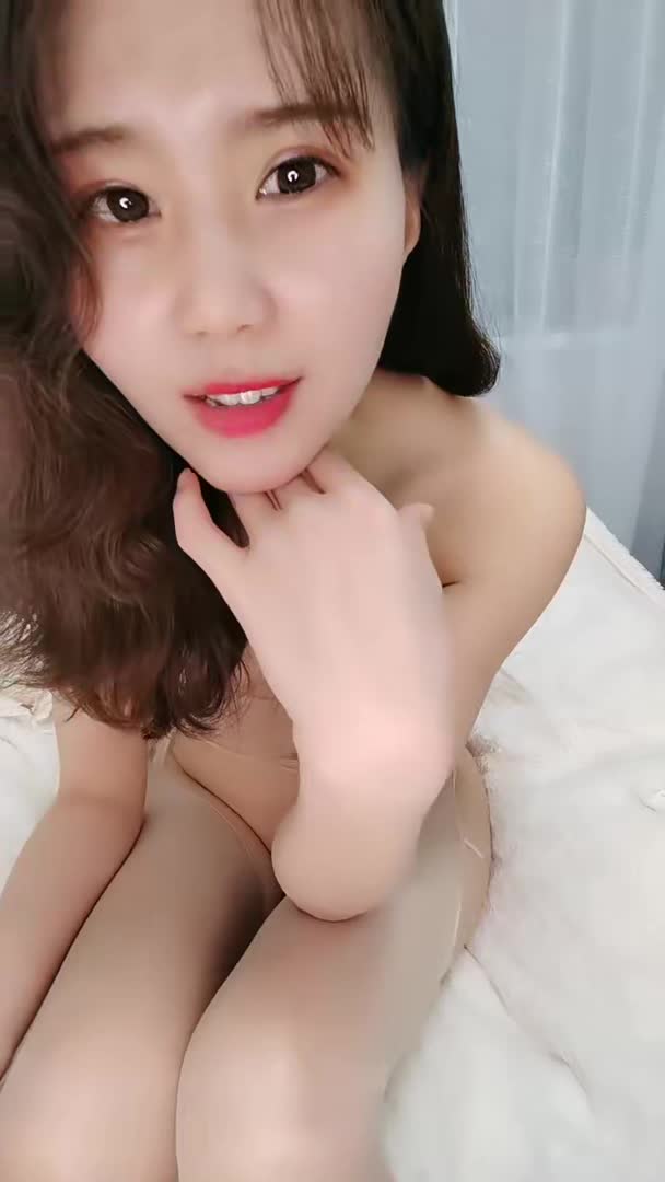 #巨乳骚货 #大长腿 #美臀【巨乳骚货精选】 极品美臀大长腿甜美小姐姐 一手拿镜头按摩器磨穴 开档肉丝透明假屌抽插 翘起美臀对着镜头 看着非常诱惑2