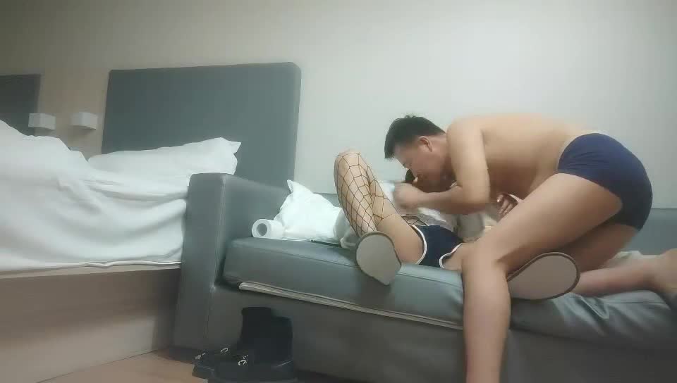 #巨乳骚货 #嫩妹 #网袜【巨乳骚货精选】两个小辫子00后超嫩妹 网袜短裤镜头前按头插嘴 ，抬腿侧入抽插猛操 ，特写进出操屁股