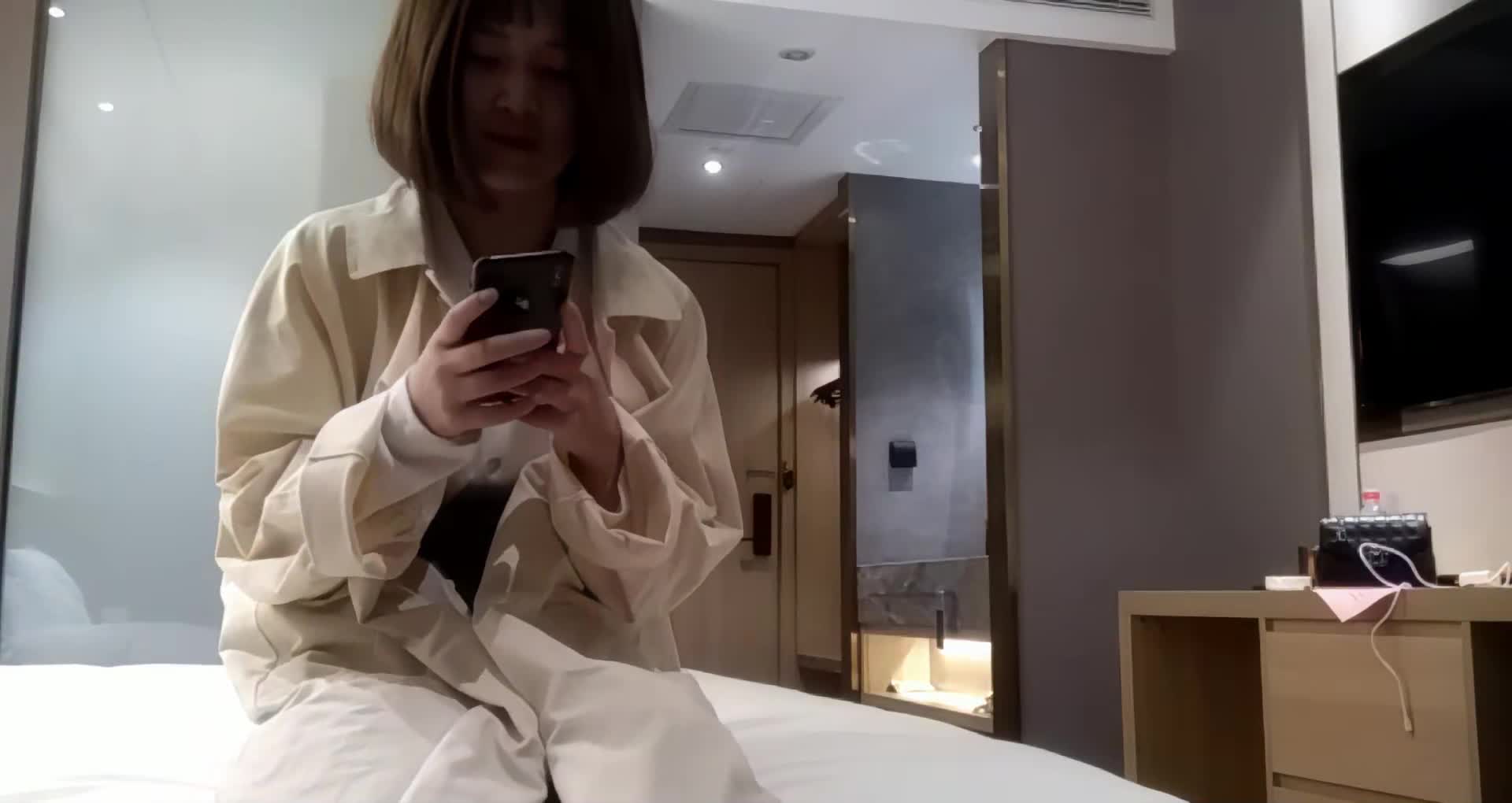 #巨乳 #萌妹 #后入 #抽插 #探花约两个小萝莉上门，选中短发小萌妹，乖巧听话抠穴抽插花式展示