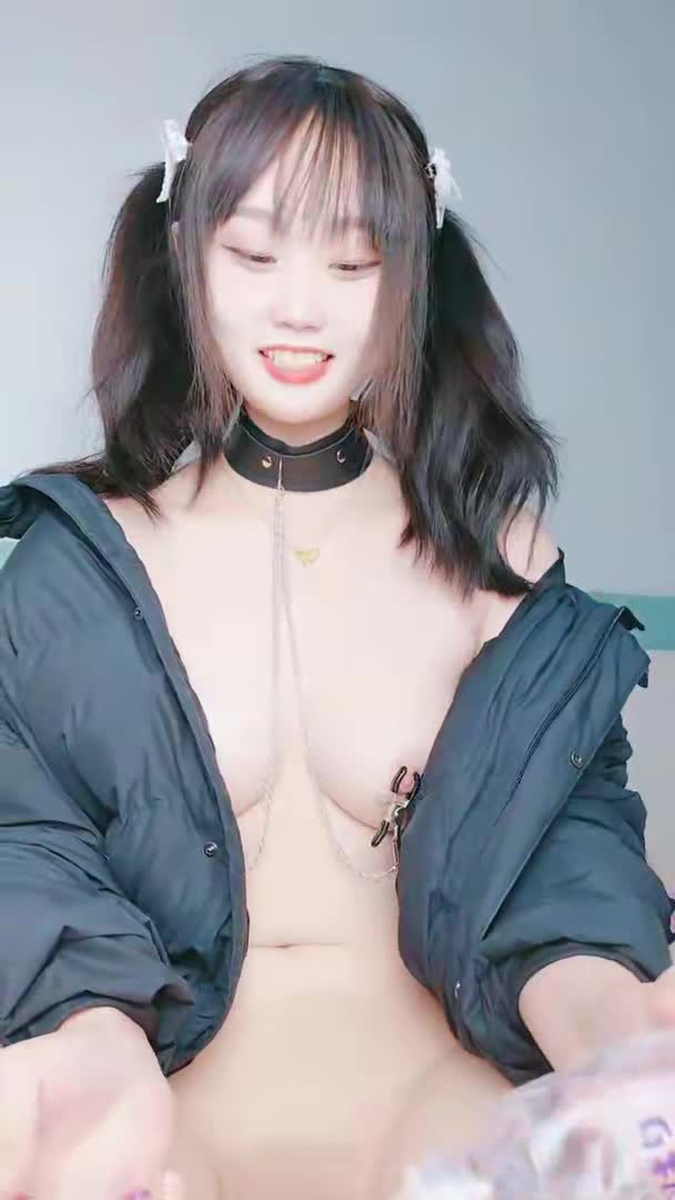 #巨乳骚货 #白虎 #嫩妹【巨乳骚货精选】 第一美穴18白虎嫩妹 骚的很项圈乳夹厕所灌肠 撩起短裙翘起屁股对着镜头 水晶玻璃棒插菊花 按摩器震动粉穴5