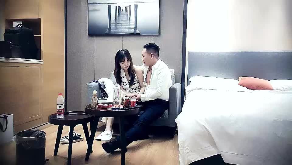 #巨乳 #调情 #外围 #骑乘 #探花高端甜美外围美女，舌吻揉捏调情，穿上情趣装网袜，丁字裤拨一边美臀骑乘套弄