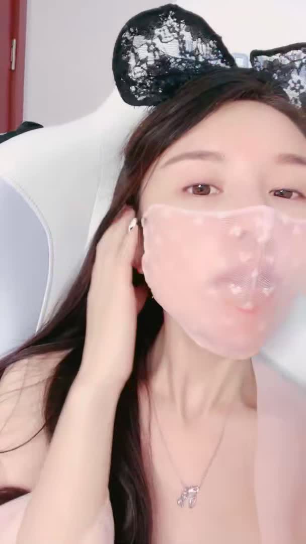 #巨乳骚货 #嫩穴 #美腿【巨乳骚货精选】顶级身材粉奶嫩穴尤物！极品美腿高高跟鞋！假屌抽插肥美骚逼，应观众要求把逼毛刮掉，除毛很干净2