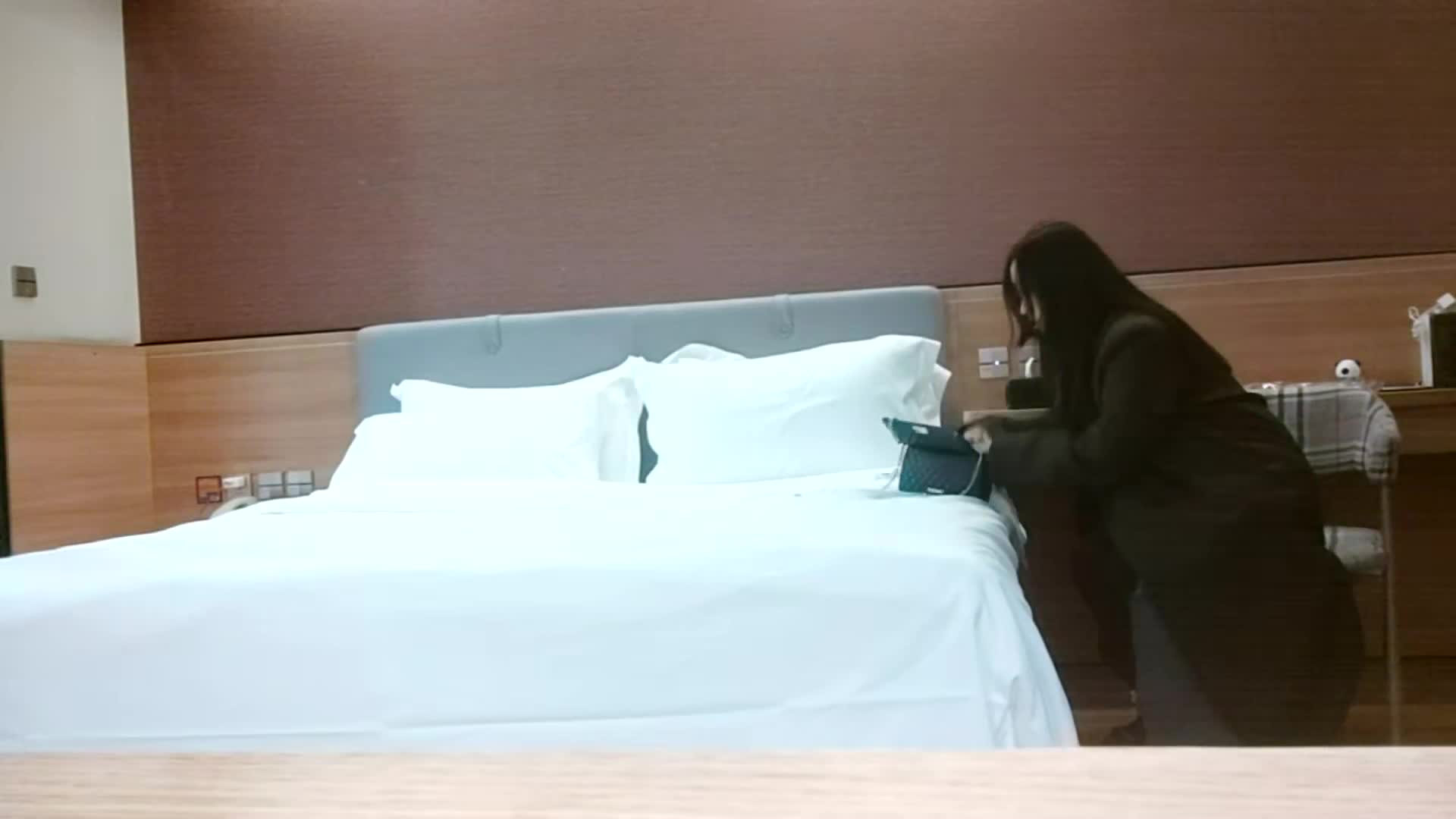 #外围 #女神 #风情  #猛男  #美女外围女神深夜来酒店，重庆美女风情万种，猛男出击各种姿势操得汗流浃背