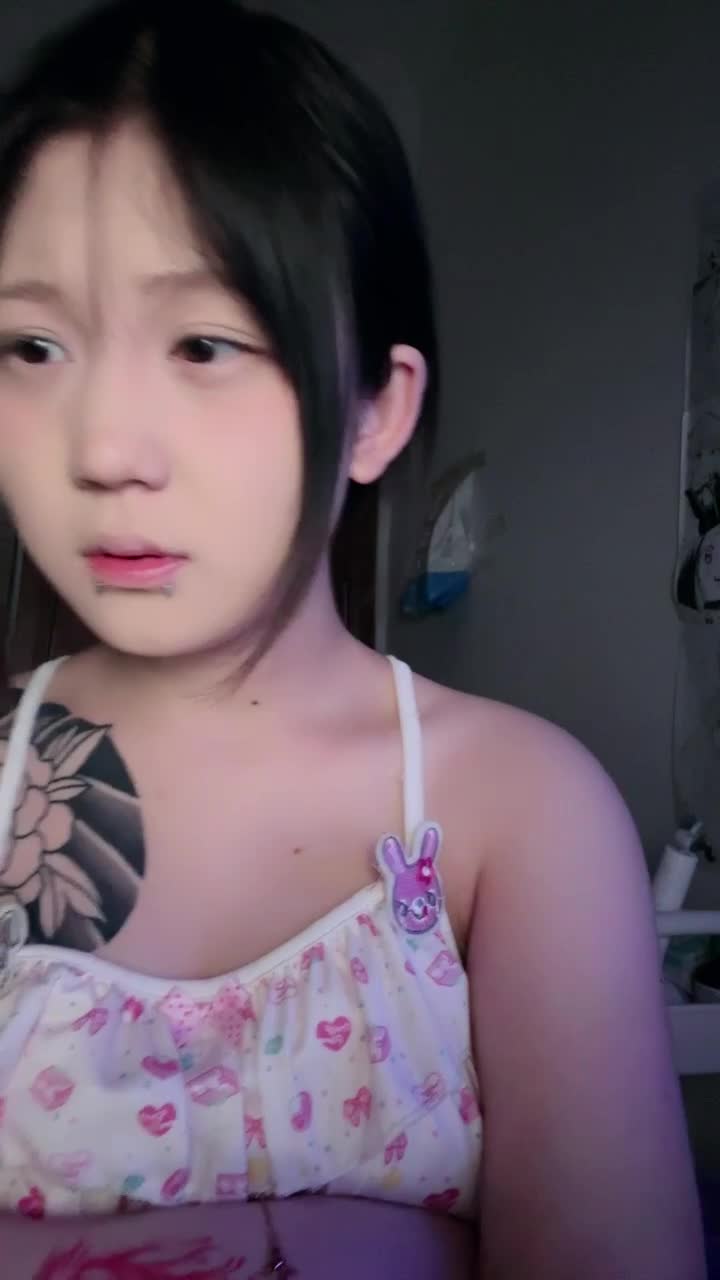 极品反差婊 婴儿肥精神小妹为生存下海，自慰抠逼揉粉嫩大奶子，这就是年轻的魅力