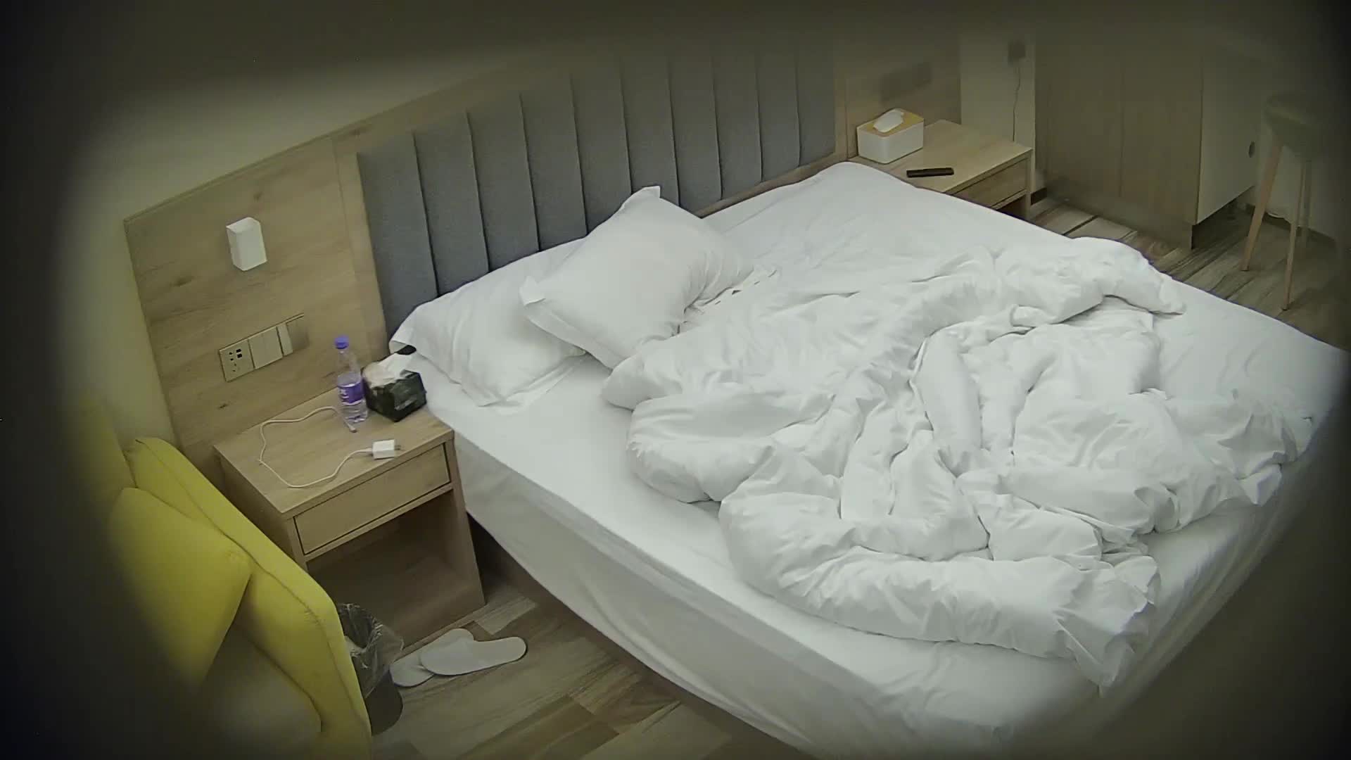 七月新流出安防酒店偷拍精品 气质少妇午夜醉酒意识不清被微胖男拖到床上干炮