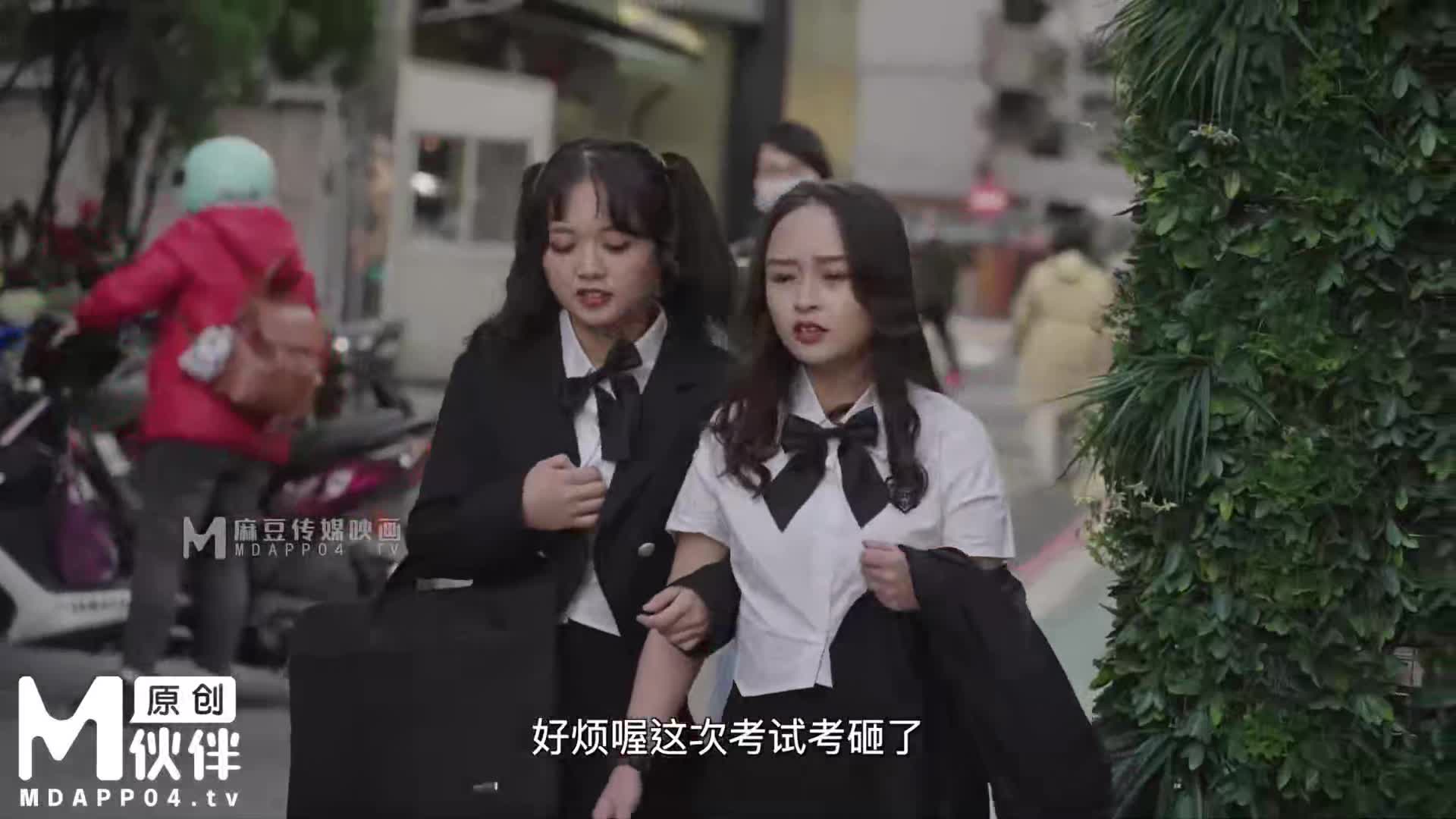 #巨乳 #中出 #口交 #后入 #上位书店里止不住淫水的学姐