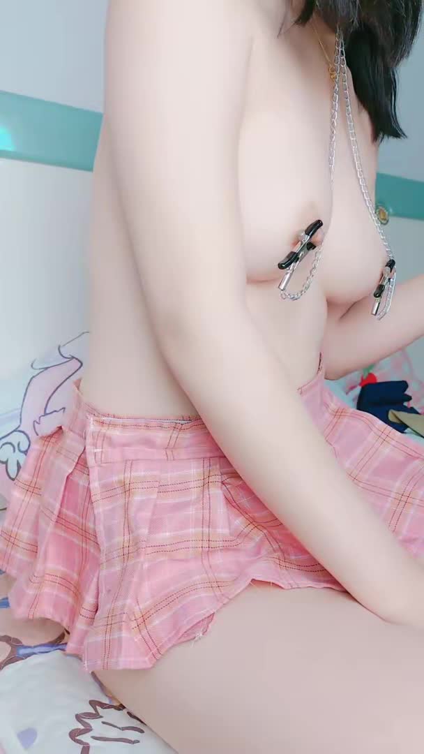 #巨乳骚货 #白虎 #嫩妹【巨乳骚货精选】 第一美穴18白虎嫩妹 骚的很项圈乳夹厕所灌肠 撩起短裙翘起屁股对着镜头 水晶玻璃棒插菊花 按摩器震动粉穴