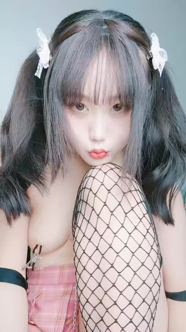 #巨乳骚货 #白虎 #嫩妹【巨乳骚货精选】 第一美穴18白虎嫩妹 骚的很项圈乳夹厕所灌肠 撩起短裙翘起屁股对着镜头 水晶玻璃棒插菊花 按摩器震动粉穴2