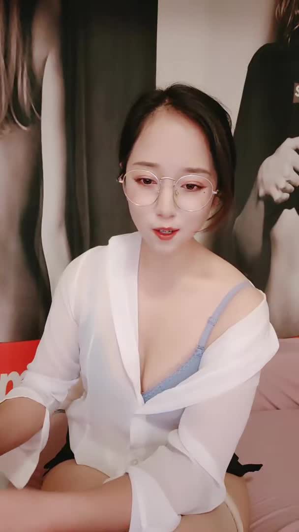 #巨乳骚货 #肥臀 #甜美【巨乳骚货精选】清纯甜美带点性感极品肥臀眼镜骚女，诱人开档黑丝翘起特写，足交扣穴69姿势，骑乘大屁股猛坐，头套男后入撞击