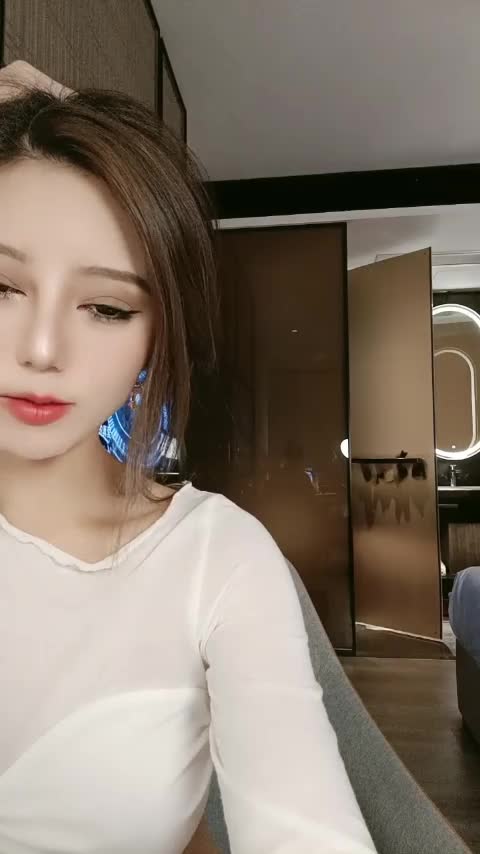 #周周不是鱼 极品网红小姐姐！来大姨妈也要秀点此查看更多