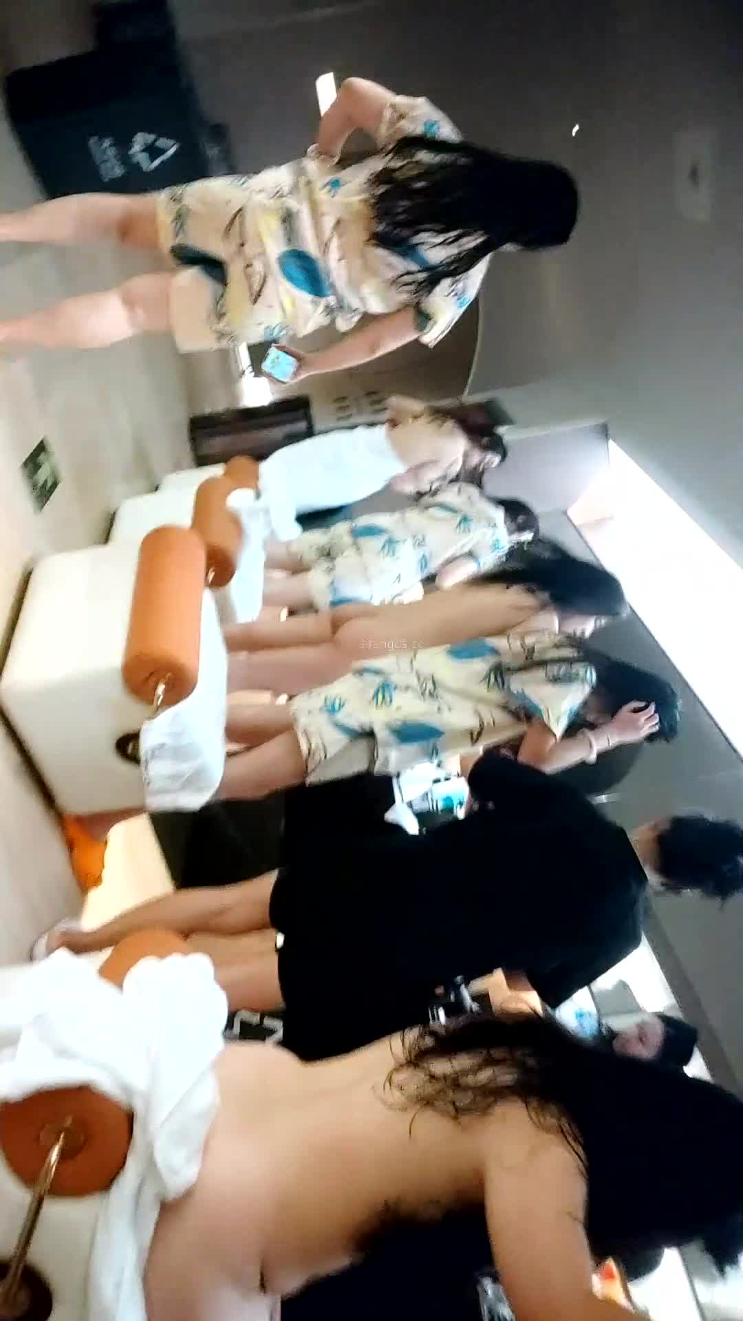 温泉酒店女宾换衣室淋浴区真实偷拍，环肥燕瘦一丝不挂，近距离欣赏大乳晕重阴毛小姐姐护肤