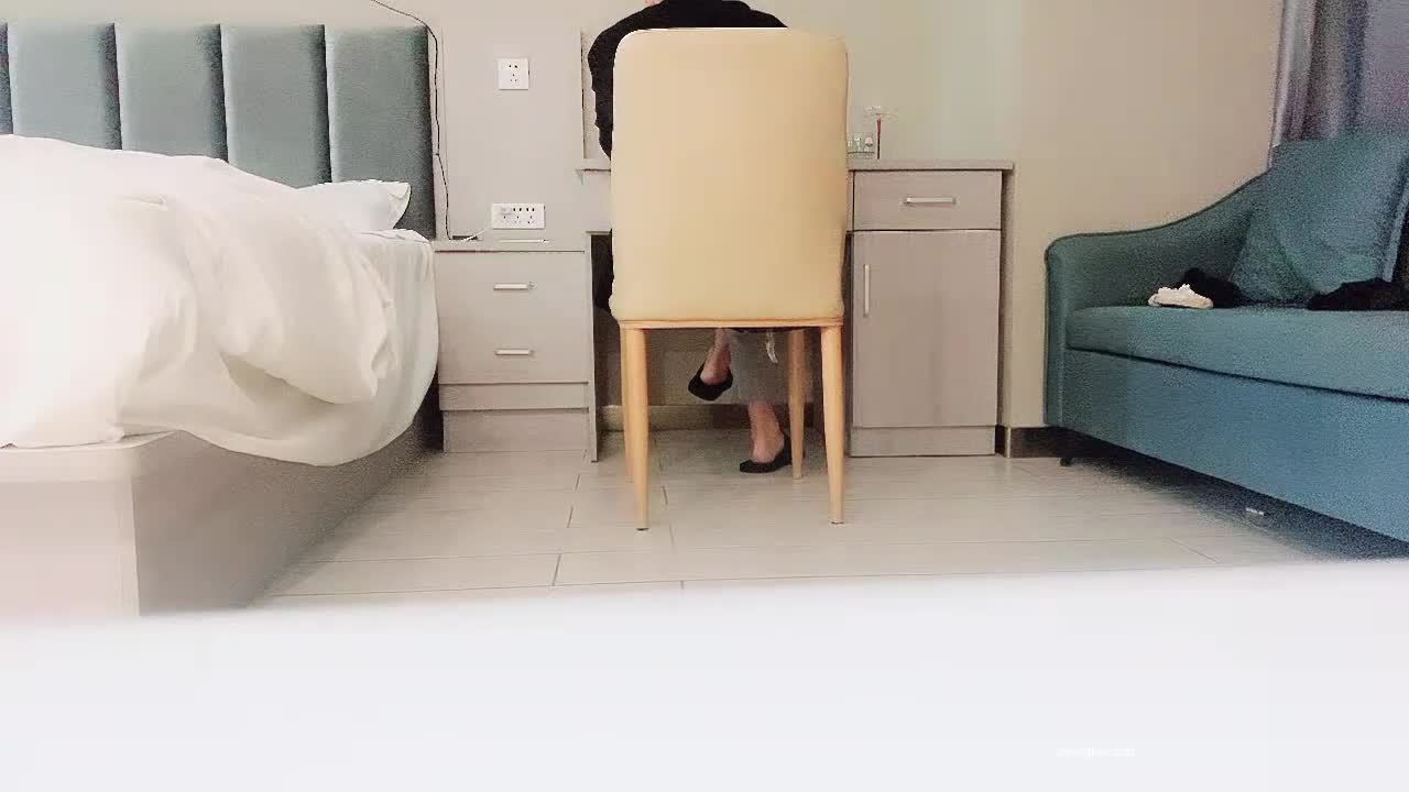 【反差同学探花】，神似郑爽的学生妹，清纯漂亮，粉嫩的小穴水多多，调教偷拍玩弄