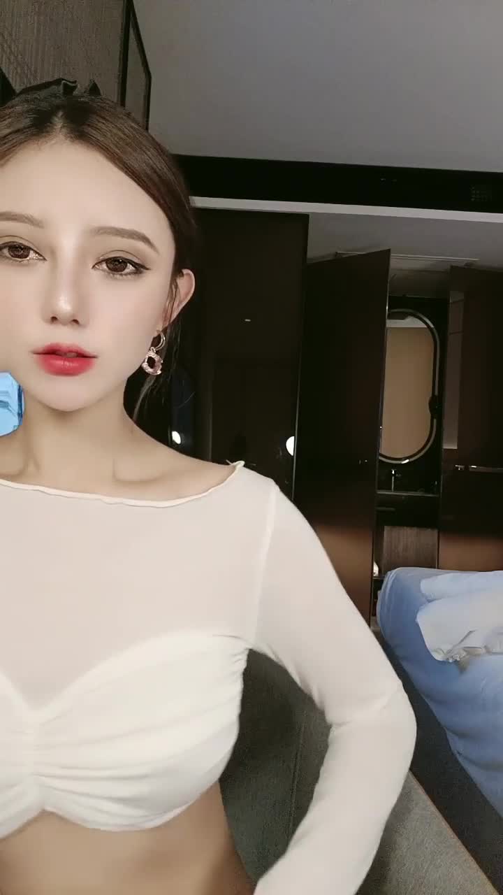 周周不是鱼 核弹！九头身，极品大美女激情诱惑！！ ~~~ ~ ！~-~喜欢她的老哥收藏点此查看更多