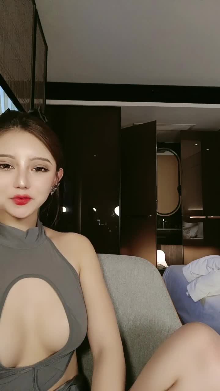 周周不是鱼 核弹！九头身，极品大美女激情诱惑！！ ~~~ ~ ！~-~喜欢她的老哥收藏点此查看更多