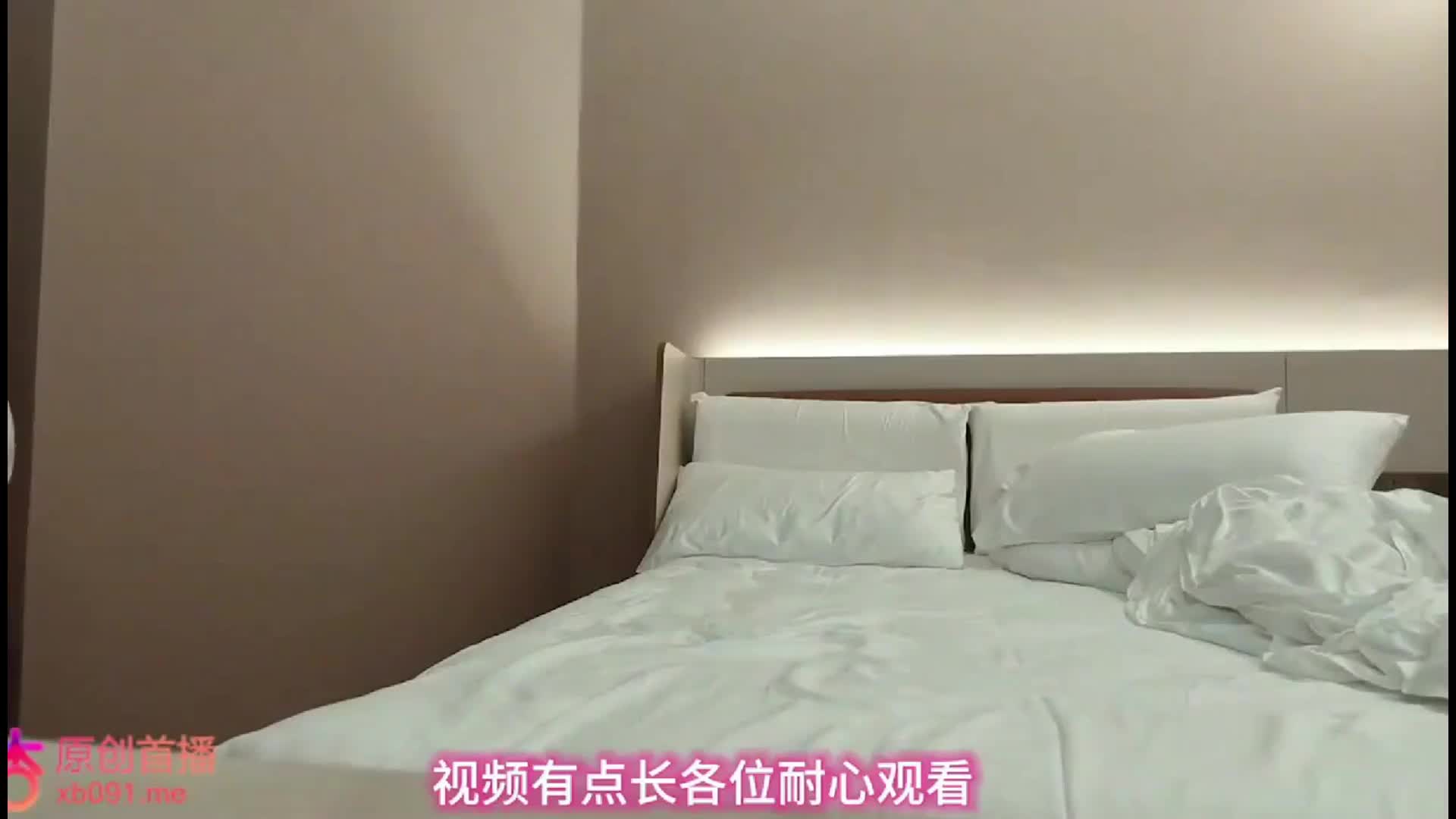 探花战神强哥 本来约了一个漂亮妹子，妹子竟然带了模特身材闺蜜过了一块