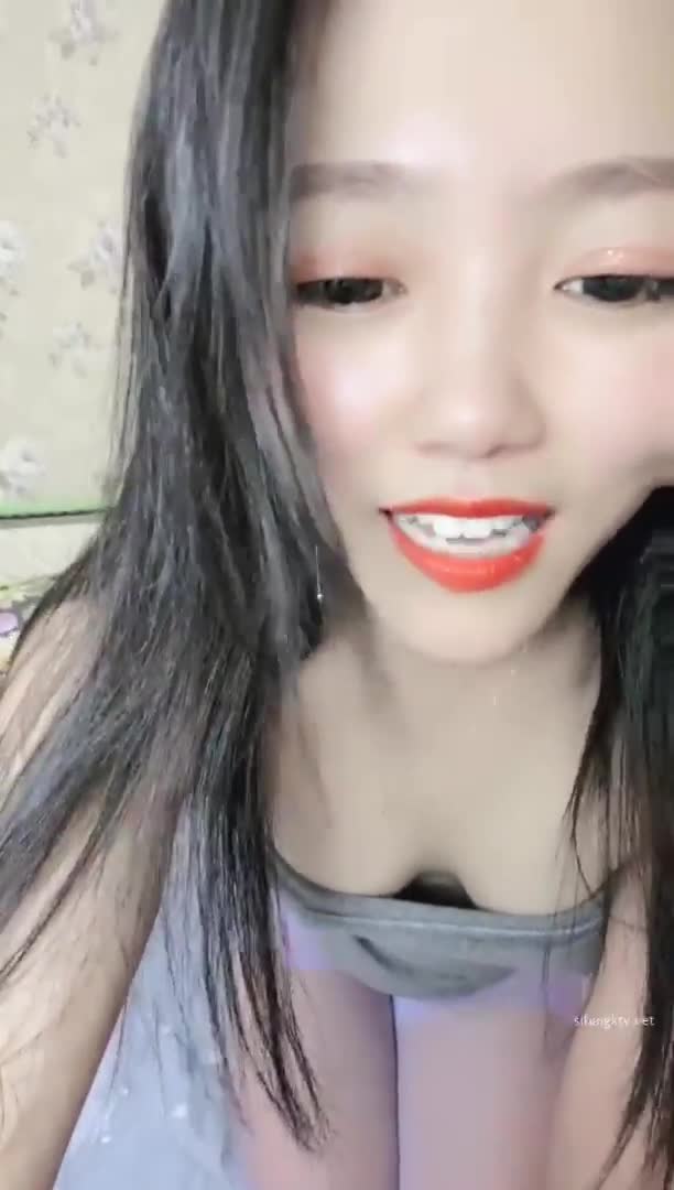 【#瞄小瞄】高颜值反差御姐 又来个人体水车!手抠自慰跳蛋震动~淫水说来就来~享受点此查看更多