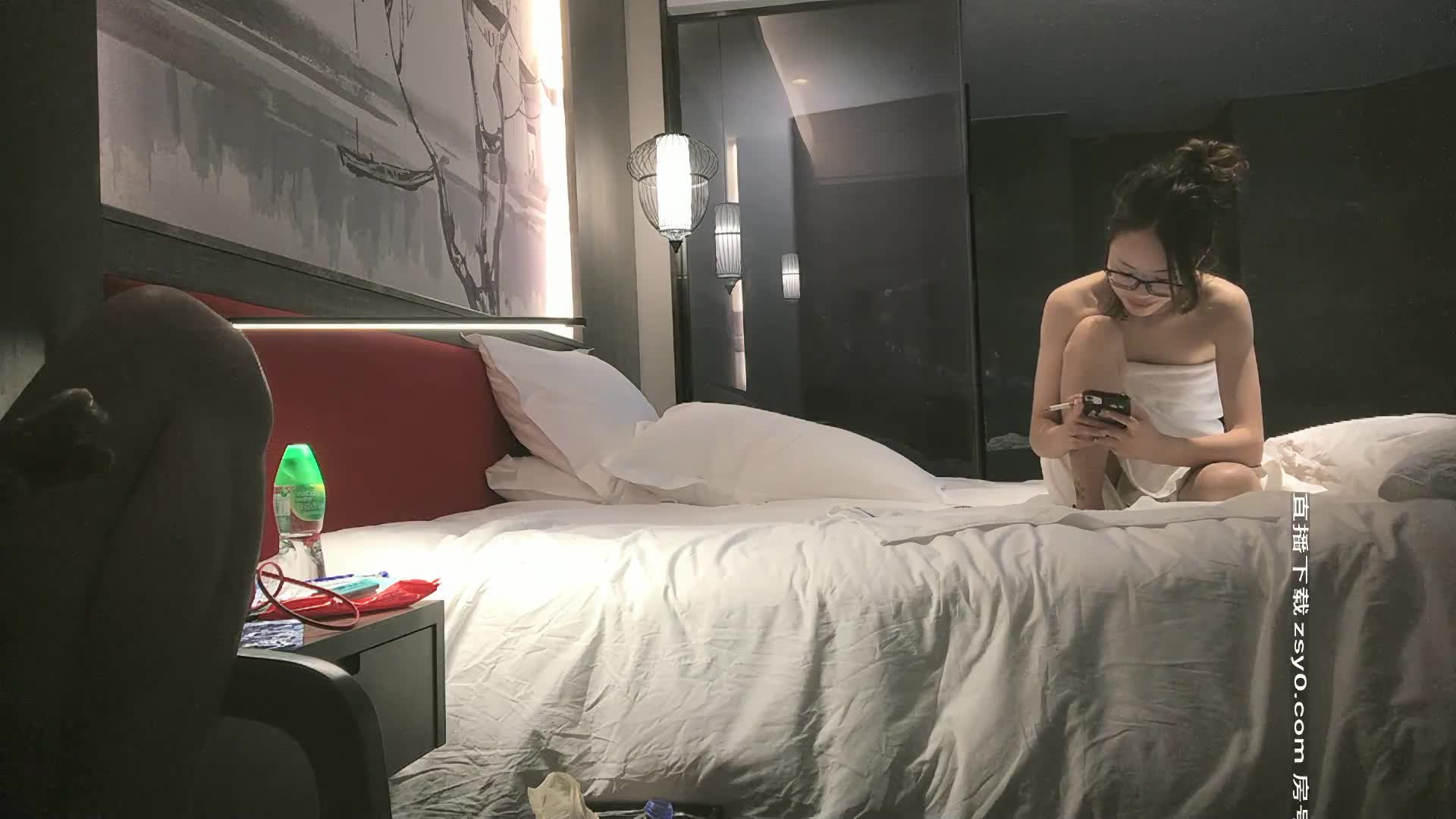 【探花精选】00后眼镜小萝莉，丝袜撕扯老金肆意玩弄