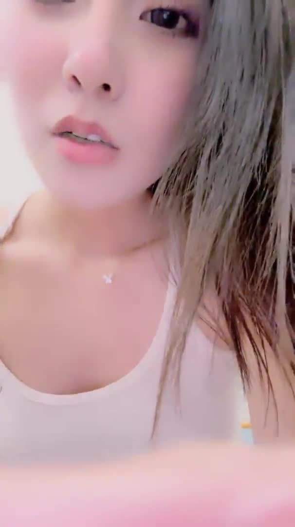 【#美人鱼】99年高颜值反差女神！不输模特的极品身材！假鸡巴跳蛋道具自慰速游VPN跑满千兆只做最快