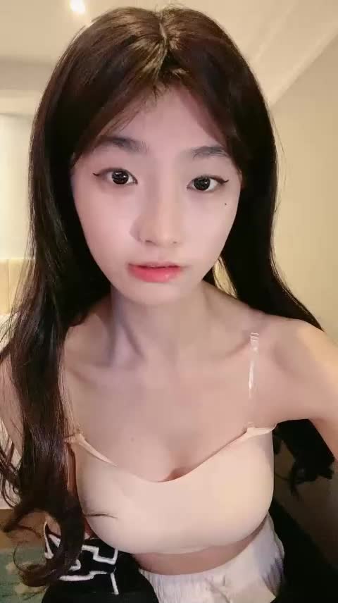 #呜崽酱 极品美少女！酒店激情自慰！粗大假屌磨蹭抽插
