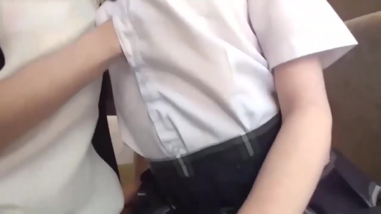 双飞少女柔软娇嫩享受欲望大餐精湛的舔吸鸡巴！#3p #双飞 #母狗