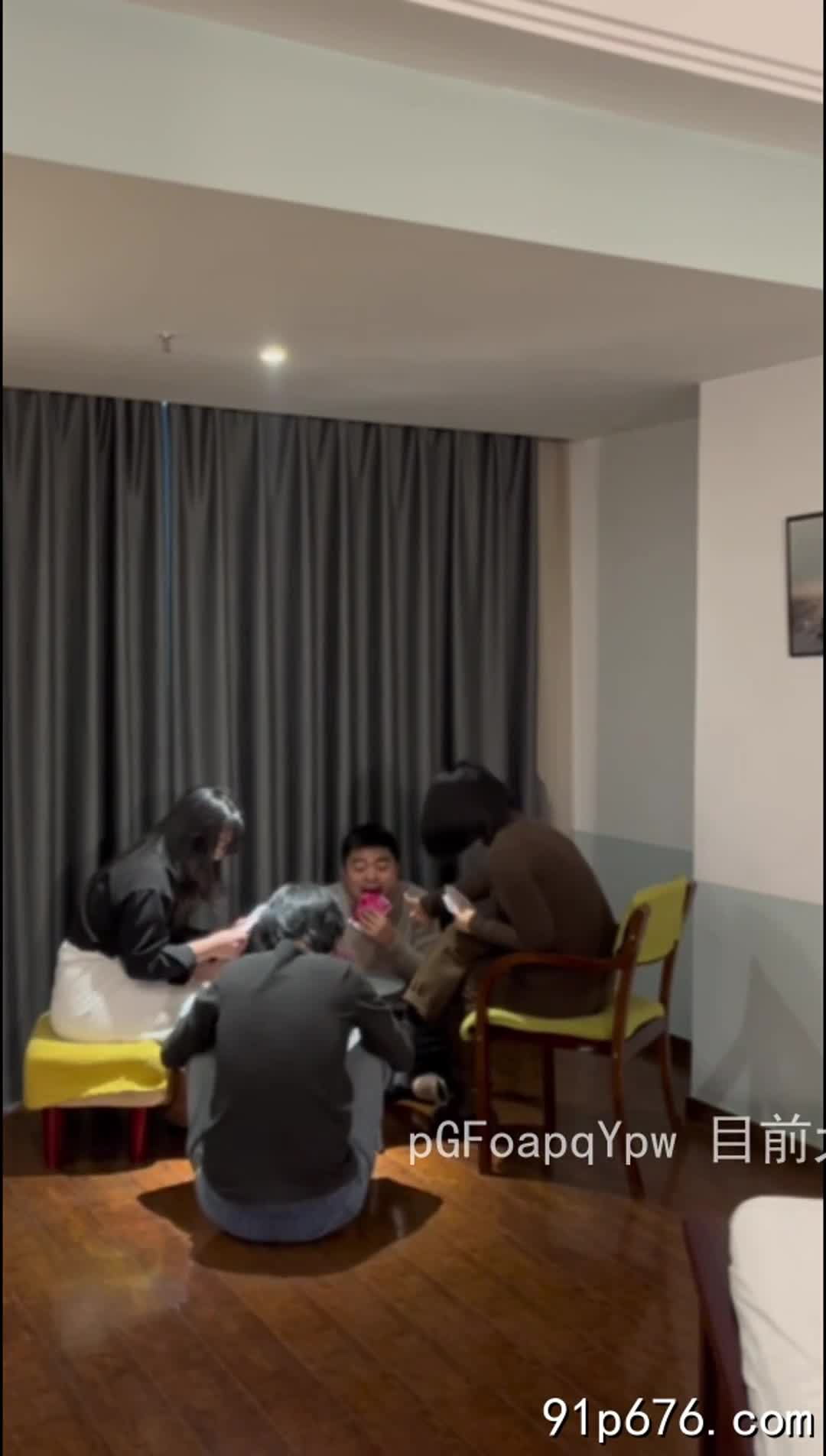 标题: 夫妻交换 打扑克输了被要求舔对方老公 越玩越嗨收藏: 122作者: #良家少妇集中营    关键词: #夫妻 #交换 #打扑克 #要求 #对方 #老公 #越玩越