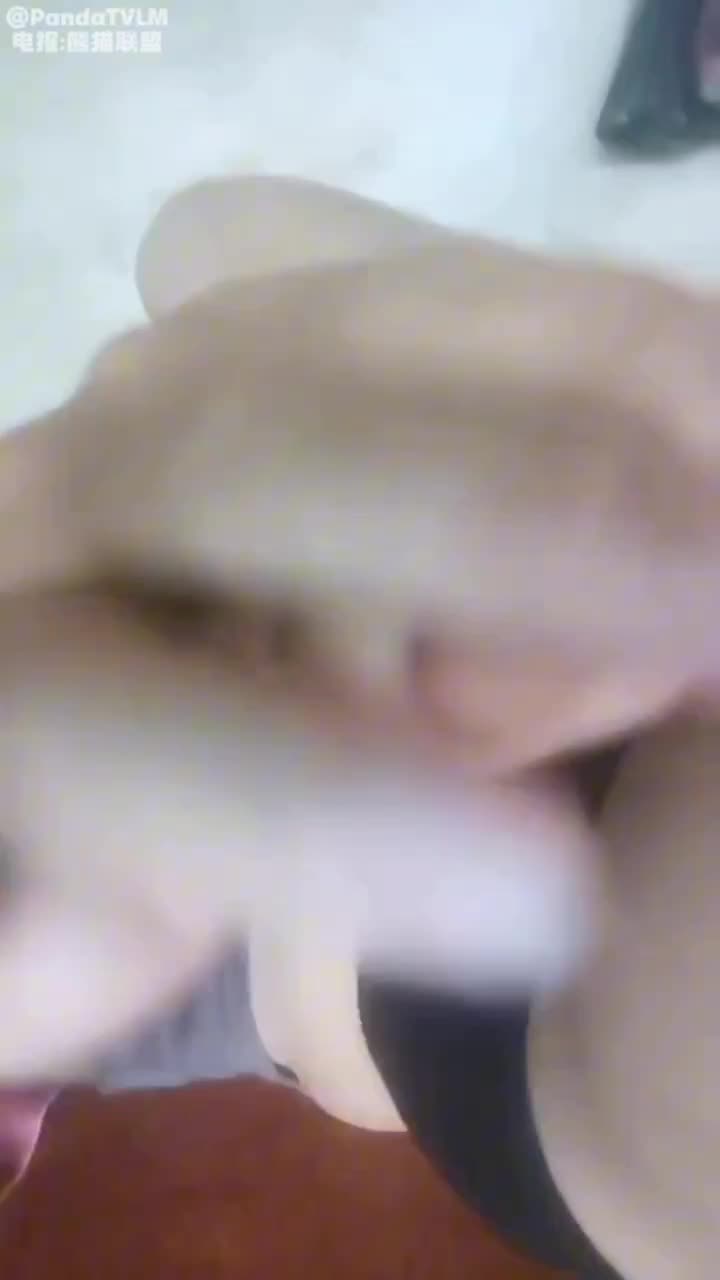 #熟女 #少妇 #自慰农村美熟女自慰，要不说农村乱呢，都是闷骚型