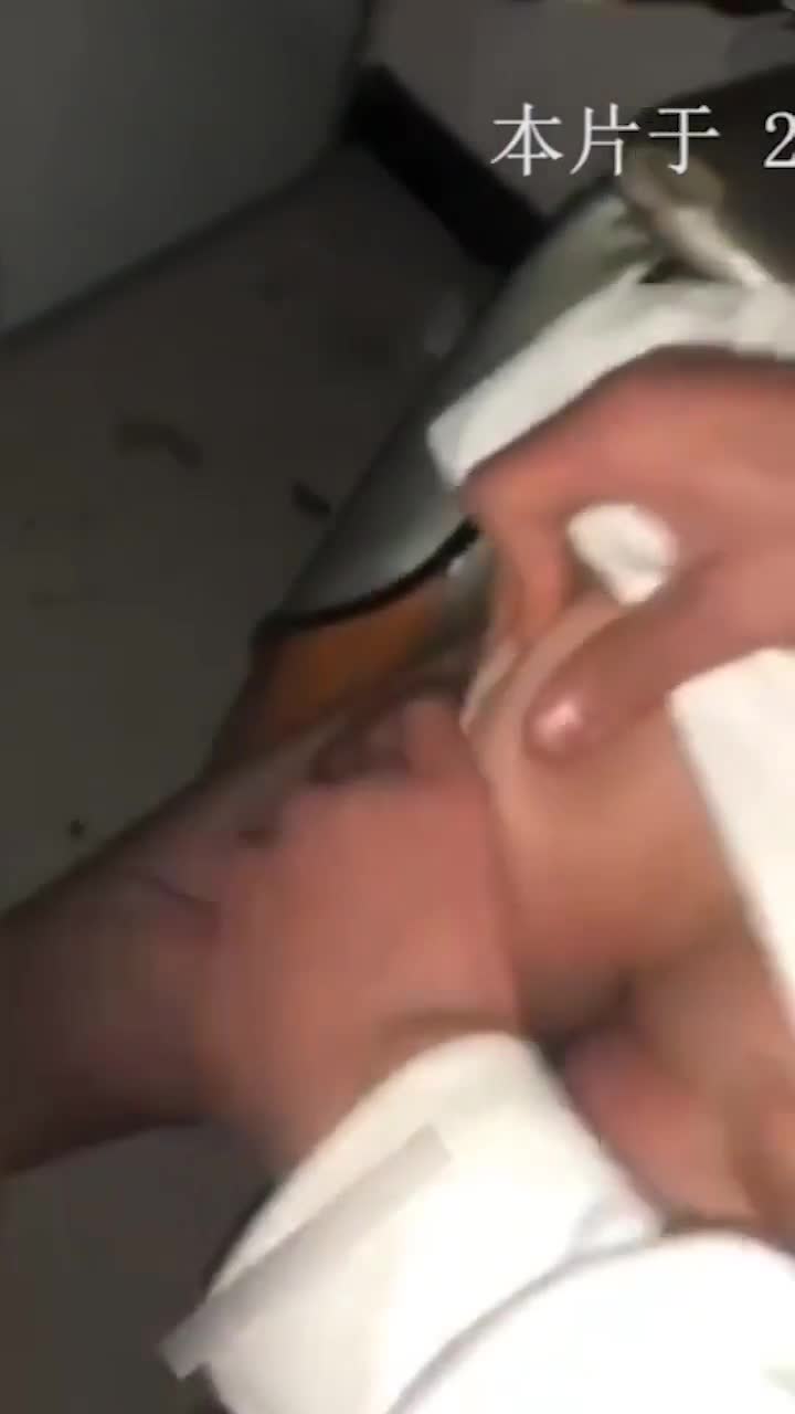 女同学被班上好几个了男生胁迫脱她衣服摸奶子 还掏出鸡巴让她吃 还插入她无毛白虎逼