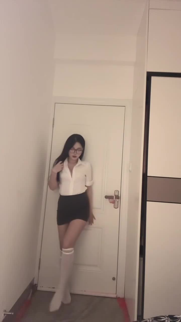 #制服 #萝莉 操个逼你还操得燃起来了。