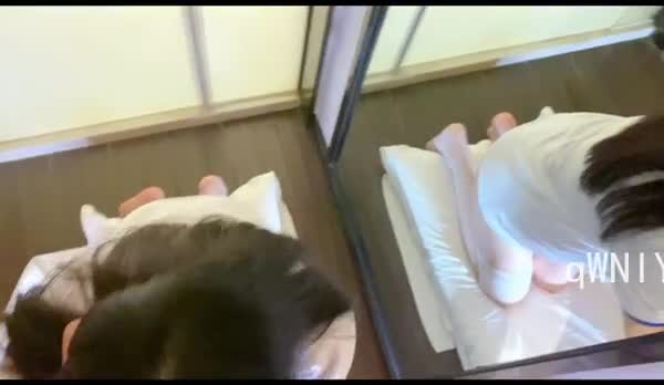 反差02学妹镜前跪舔，对镜后入雪白大奶子摇个不停