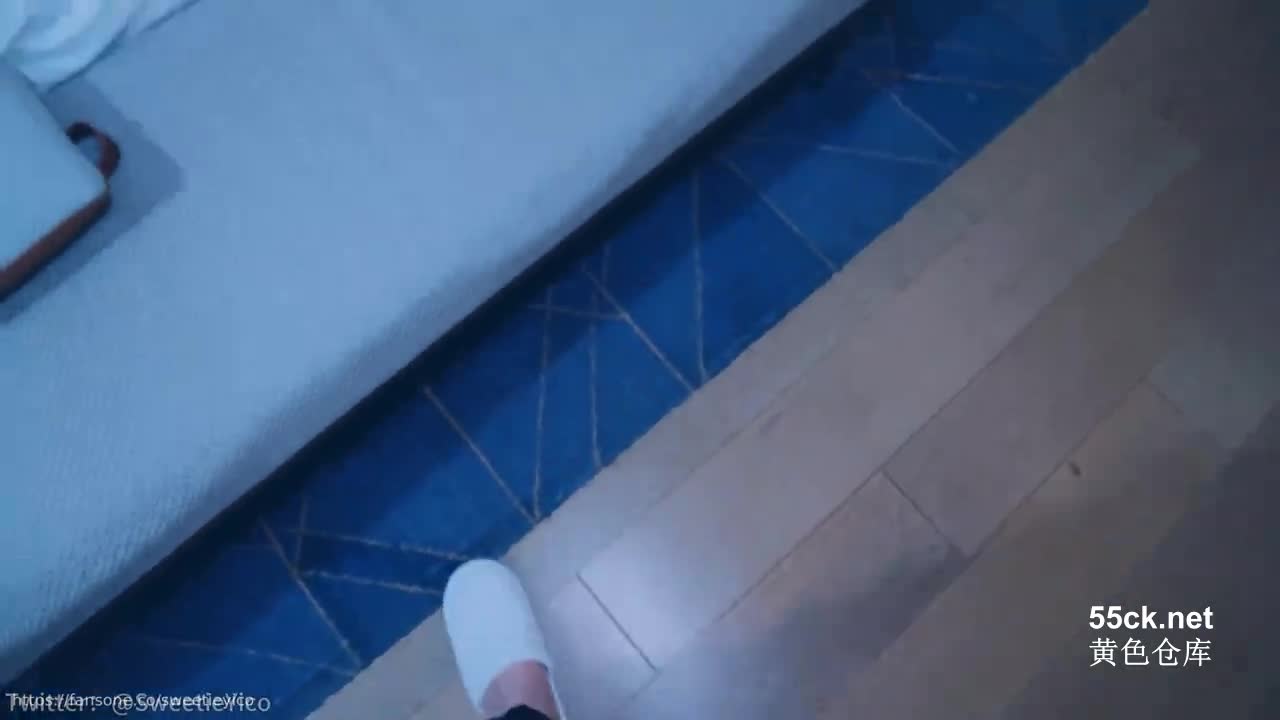 标题: 爱裸聊的女友欲求不满的身体榨乾我的精液