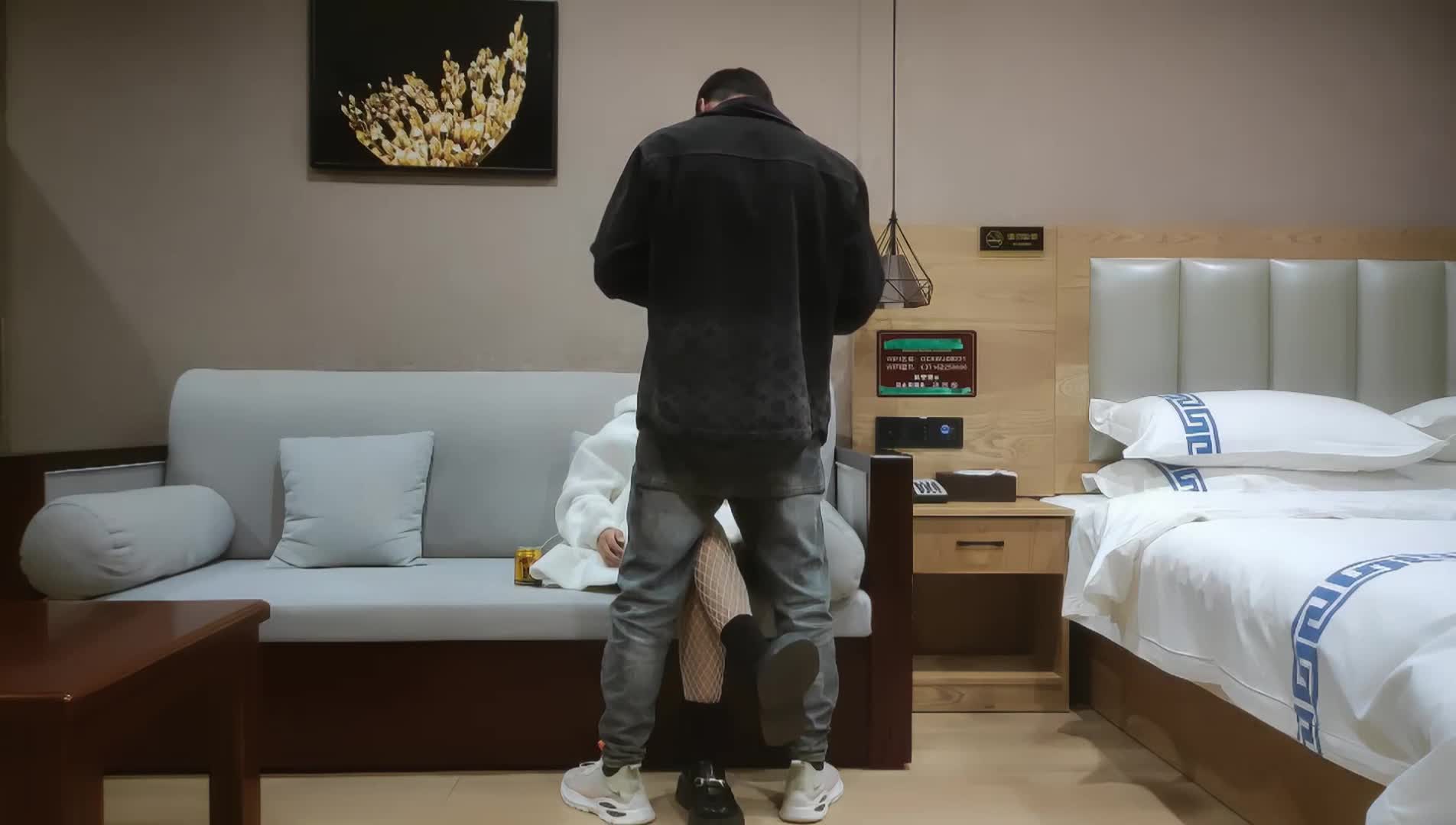 【探花精选】极品小萝莉，乖巧软萌小仙女，舔穴抠逼玩得溜，阳痿男百般挑逗下，大展雄风狂干，