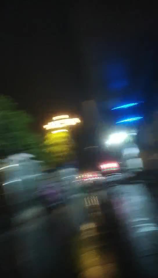 【#嫖客的自我修养】089-22小伙周末夜晚买春记，大街小巷寻觅猎物，风骚白虎人妻相伴，狭小床铺上干得好激烈点此查看更多