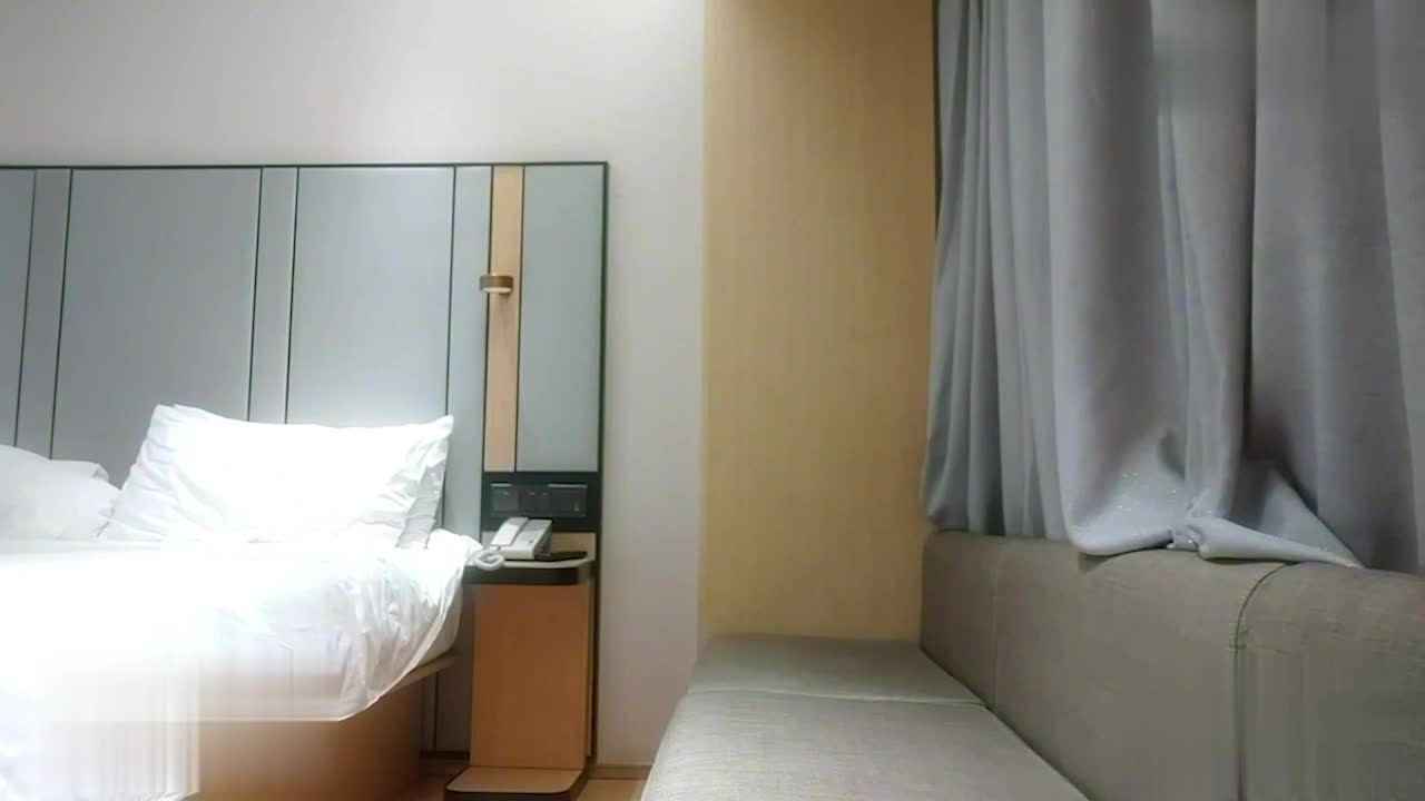 高端外围女探花潇洒哥- 约操反差女大学生，极品黑丝诱惑淫语不断